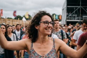 Jeune femme portant des lunettes sécurisées avec cordon de rétention dans un festival en plein air en Finistère